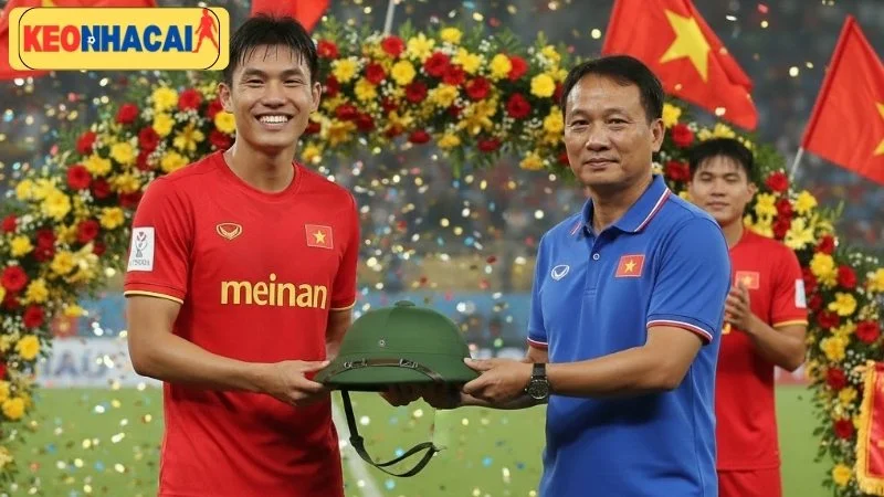 dinh-bac-tang-mu-coi-cho-hlv-kim-sang-sik-gay-bao-mang